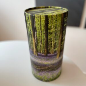 Tubeurne med skov og klokkeblomster